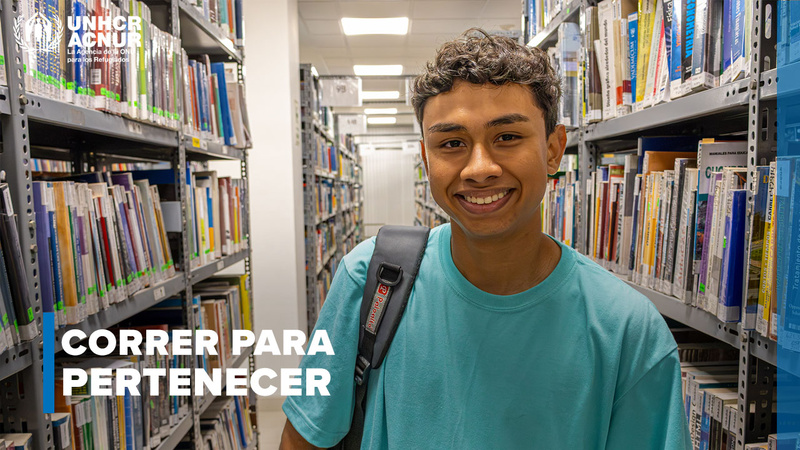 Imagen de portada del video: Un joven con playera verde sostiene en su hombro derecho una mochila. A los lados se observan estantes con libros