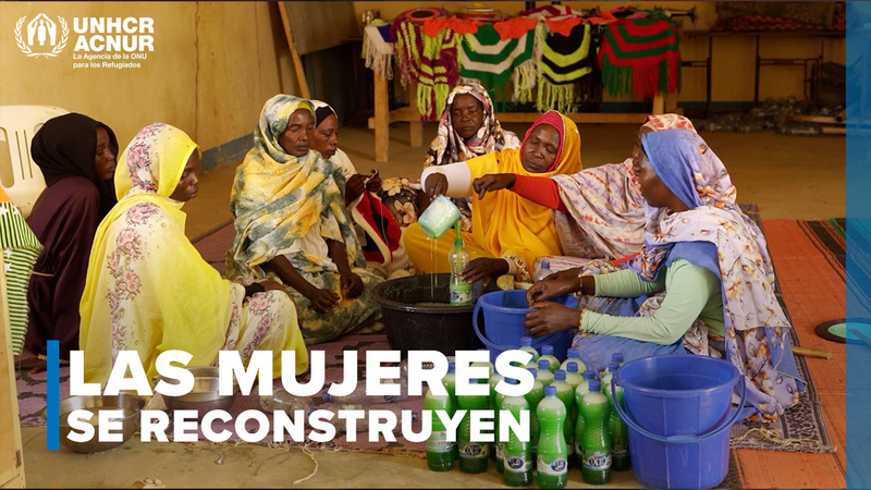 Un grupo de ocho mujeres sentadas en el piso con vestimentas de colores, vacían líquidos en recipientes