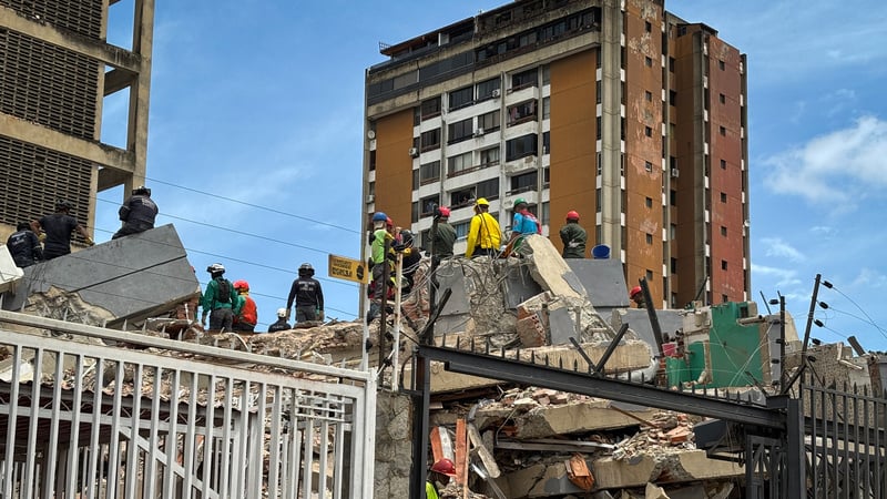 Al menos una decena de hombres con casos sobre escombros de un edificio tras dos terremotos en Venezuela