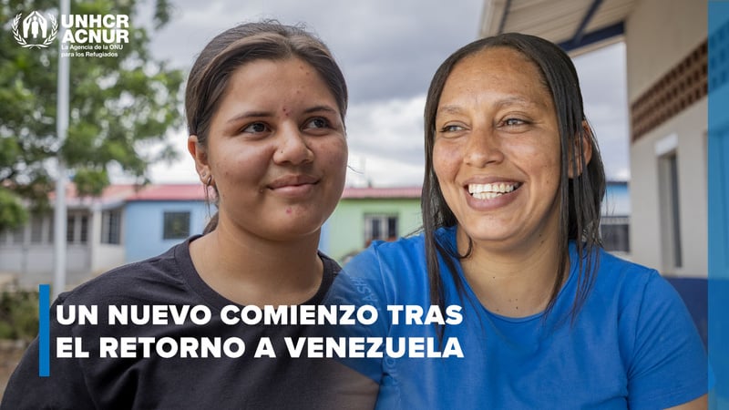 Montaje de dos mujeres sonrientes, una con camiseta negra y otra azul