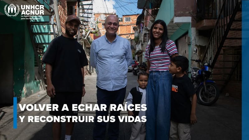 El Alto Comisionado posa para una foto junto con Andriuska y su familia en una calle de Petare.