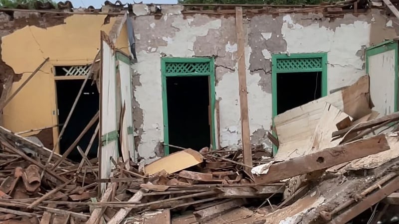 Una casa de una planta destruida por el sismo.