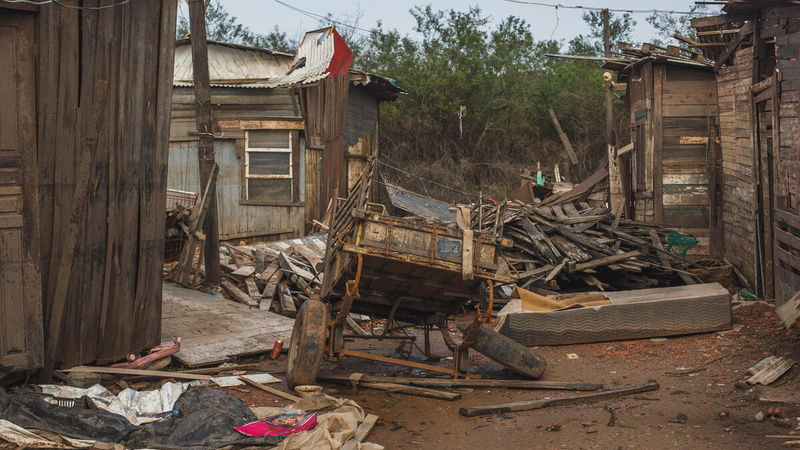 Una zona que albergaba a familias refugiadas en Porto Alegre, en el sur de Brasil, está ahora destrozada por las inundaciones sin precedentes del pasado mes.