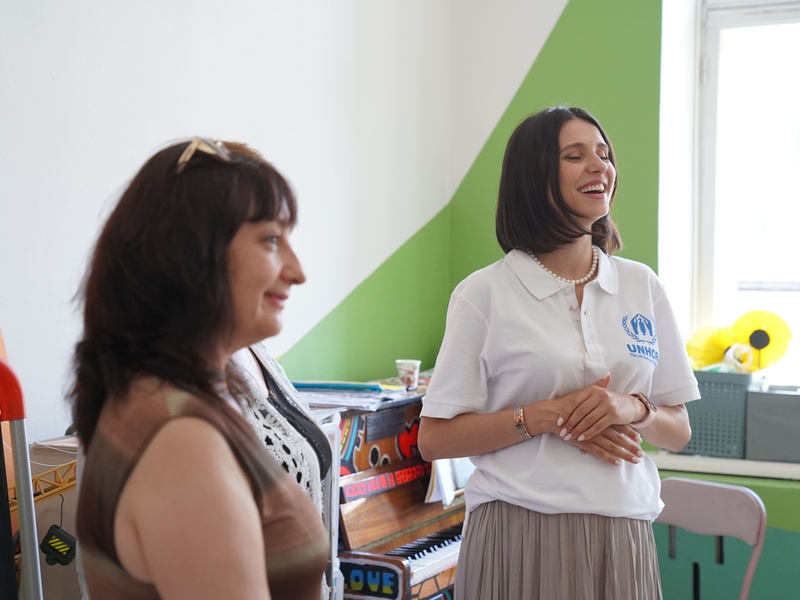 Dos mujeres sonríen