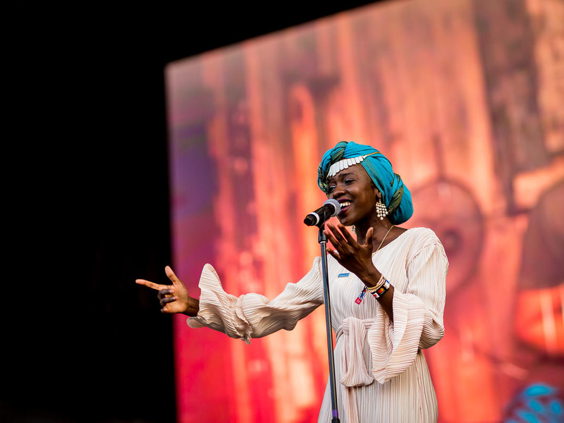 Una poetisa sudanesa-estadunidense recita un texto delante de un micrófono