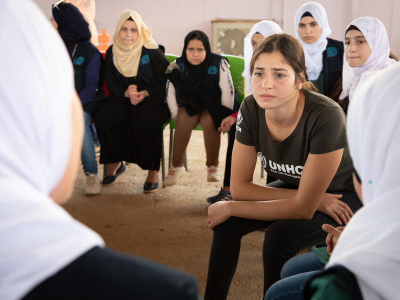 Un grupo de chicas charla entre sí; la mayoría lleva puesto un hiyab color blanco.