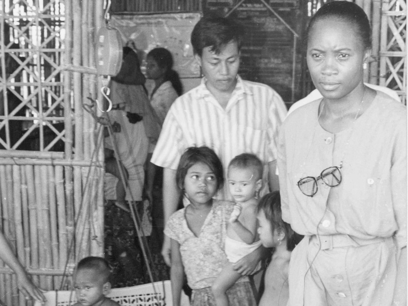 Una mujer afroestadunidense junto a una familia jemer