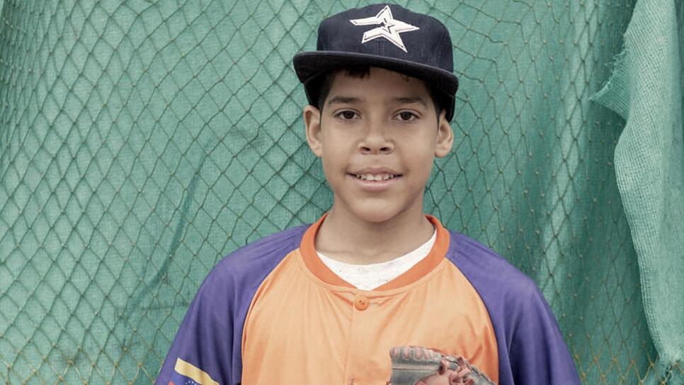 Javier Alejandro Enrique, un joven jugador de béisbol venezolano durante un entrenamiento en Lima, Perú.