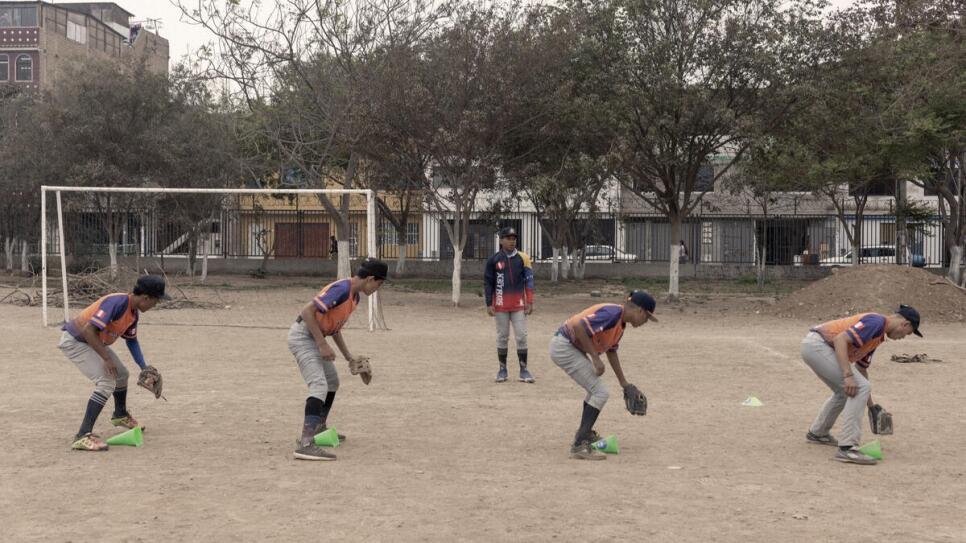 Los Astros entrenando en un parque del distrito de San Juan de Lurigancho, en el norte de Lima, Perú.