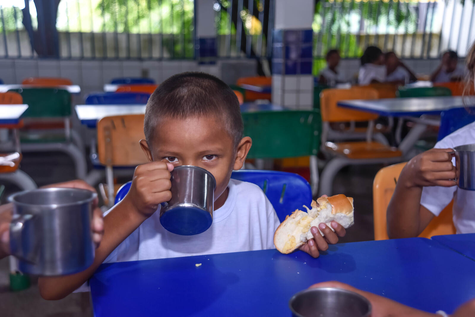 En la escuela, los niños tienen acceso a dos comidas: un tentempié y el almuerzo.