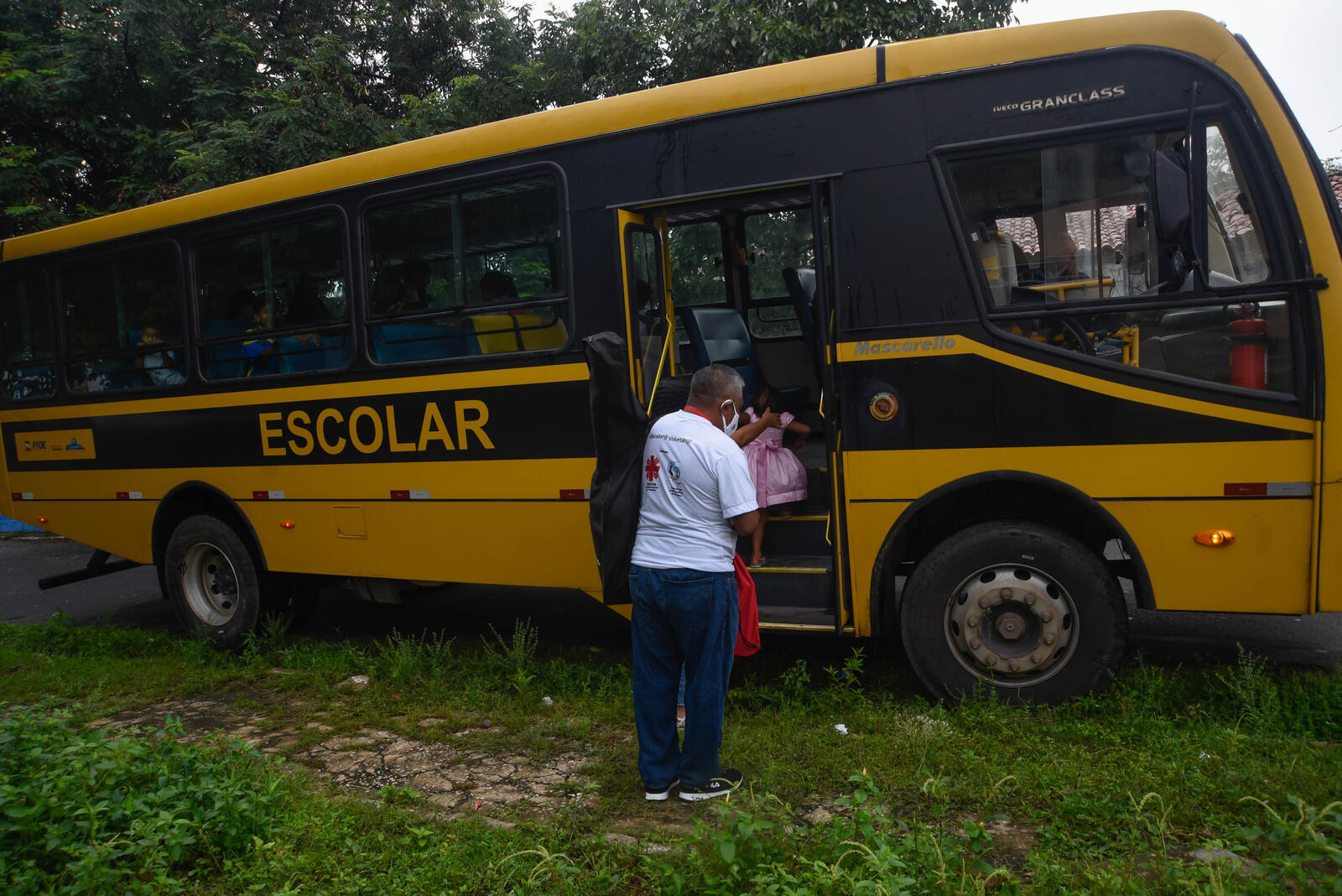Plácido sube al autobús escolar con los niños y adolescentes. 