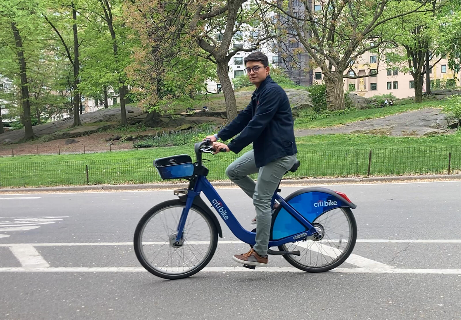El joven líder no desaprovechó la oportunidad de montar en bicicleta durante su viaje en Nueva York, justo como lo hace en su comunidad en El Salvador.