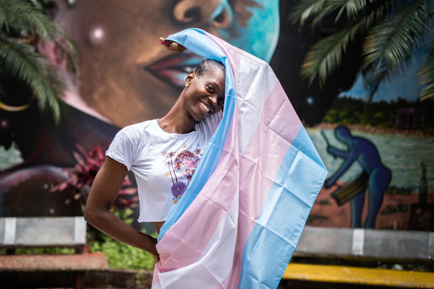 Una mujer sostiene la bandera trans.