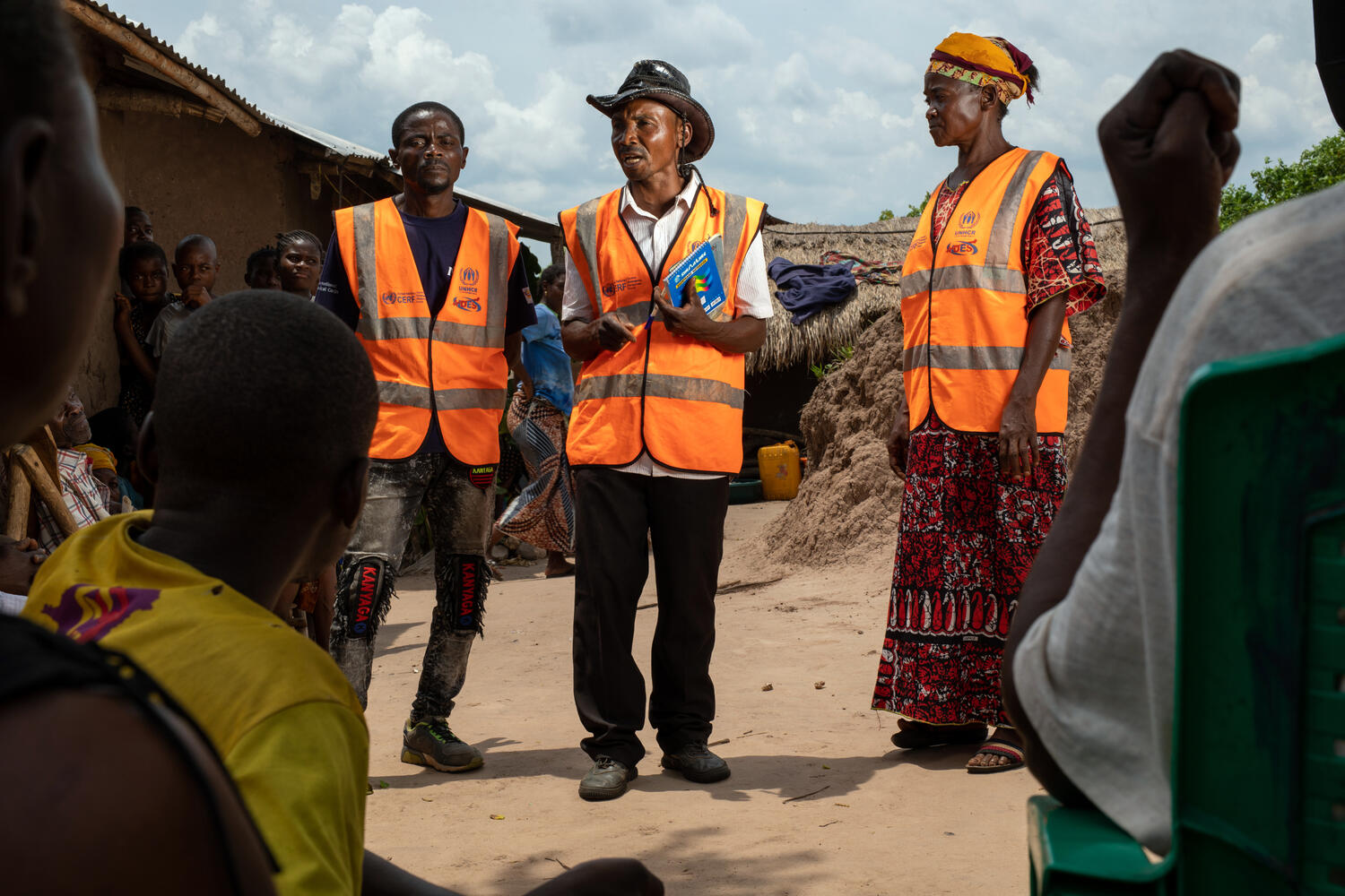 Miembros del Comité de Paz del Pueblo hablan con los habitantes de Sango Malumbi.