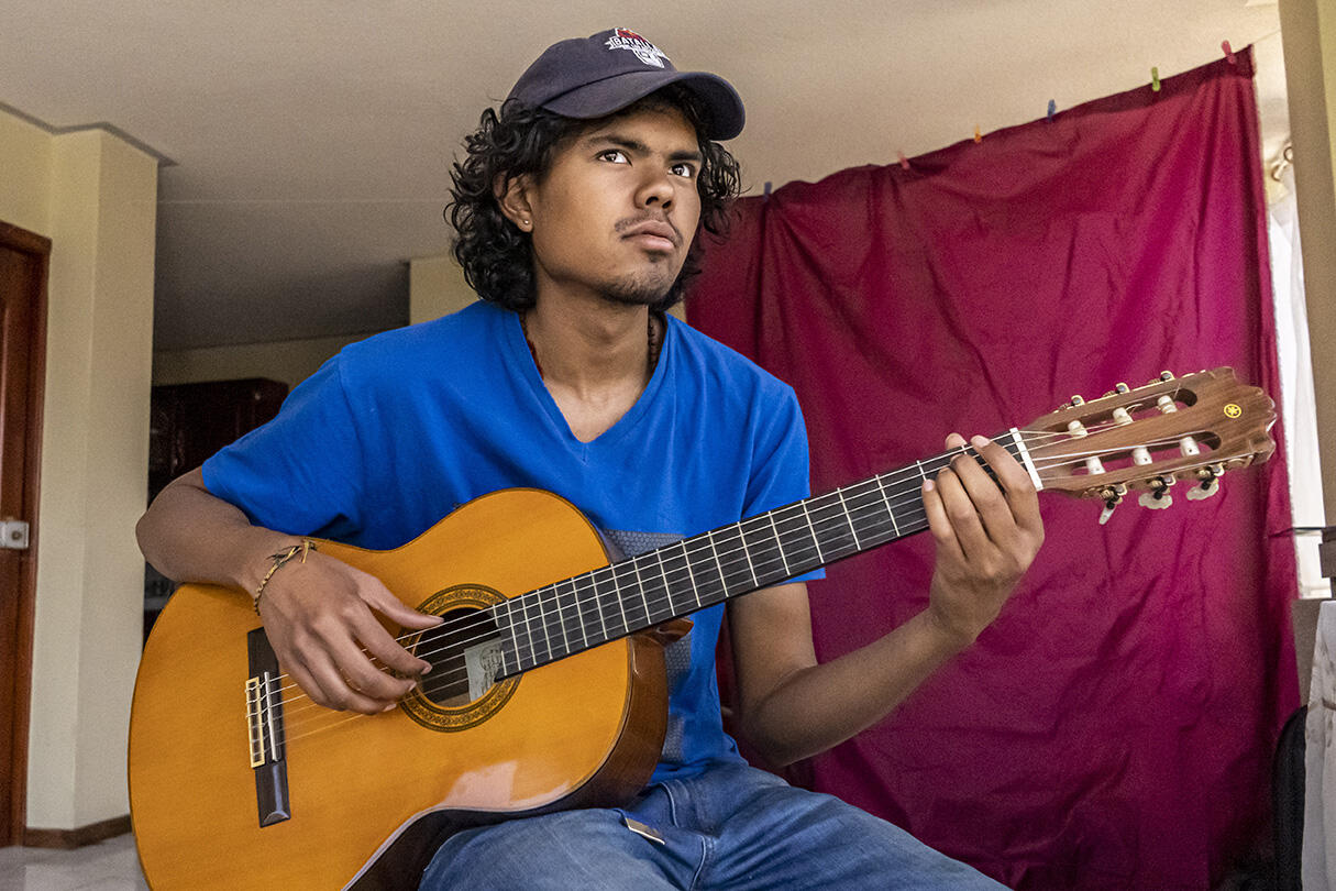 Ángel también compone música y toca guitarra. La expresión artística le ha ayudado en su proceso de integración.