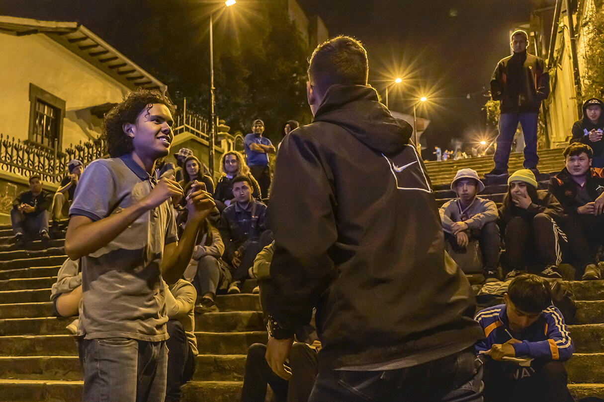 Ángel rapeando con jovénes ecuatorianos y de otras nacionalidades en las calles de Cuenca, Ecuador.