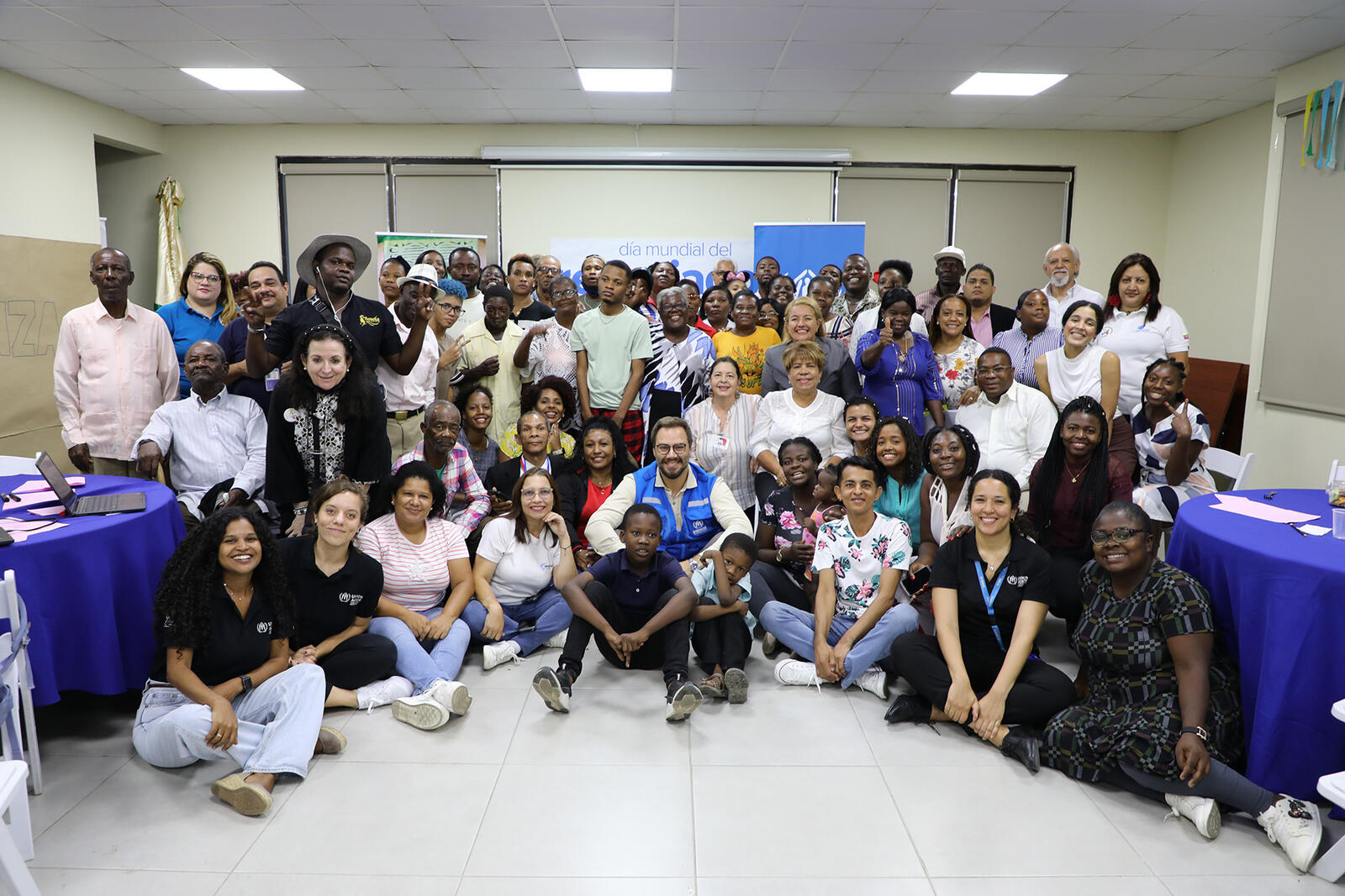 Grupo participante del encuentro comunitario realizado por ACNUR y el IDDI en Santo Domingo, por el Día Mundial del Refugiado 2023.