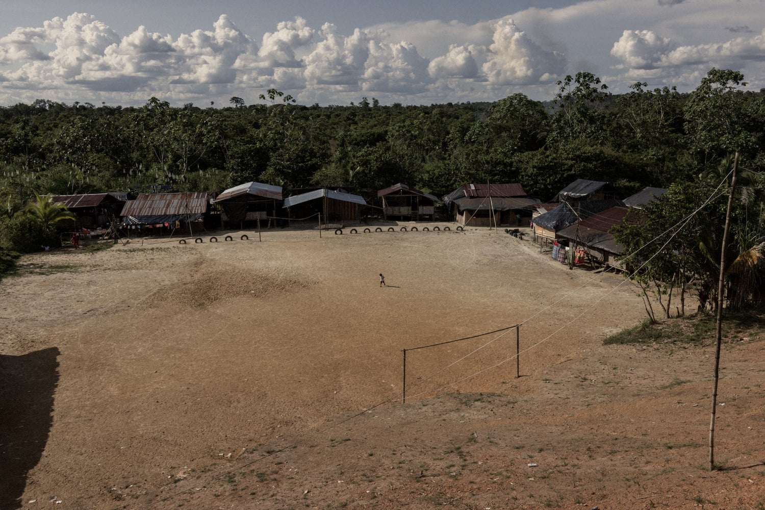 Un cuadrado de tierra y unas pocas casas conforman una aldea en el l&iacute;mite de la selva.&copy; UNHCR/Nicolo Filippo Rosso
