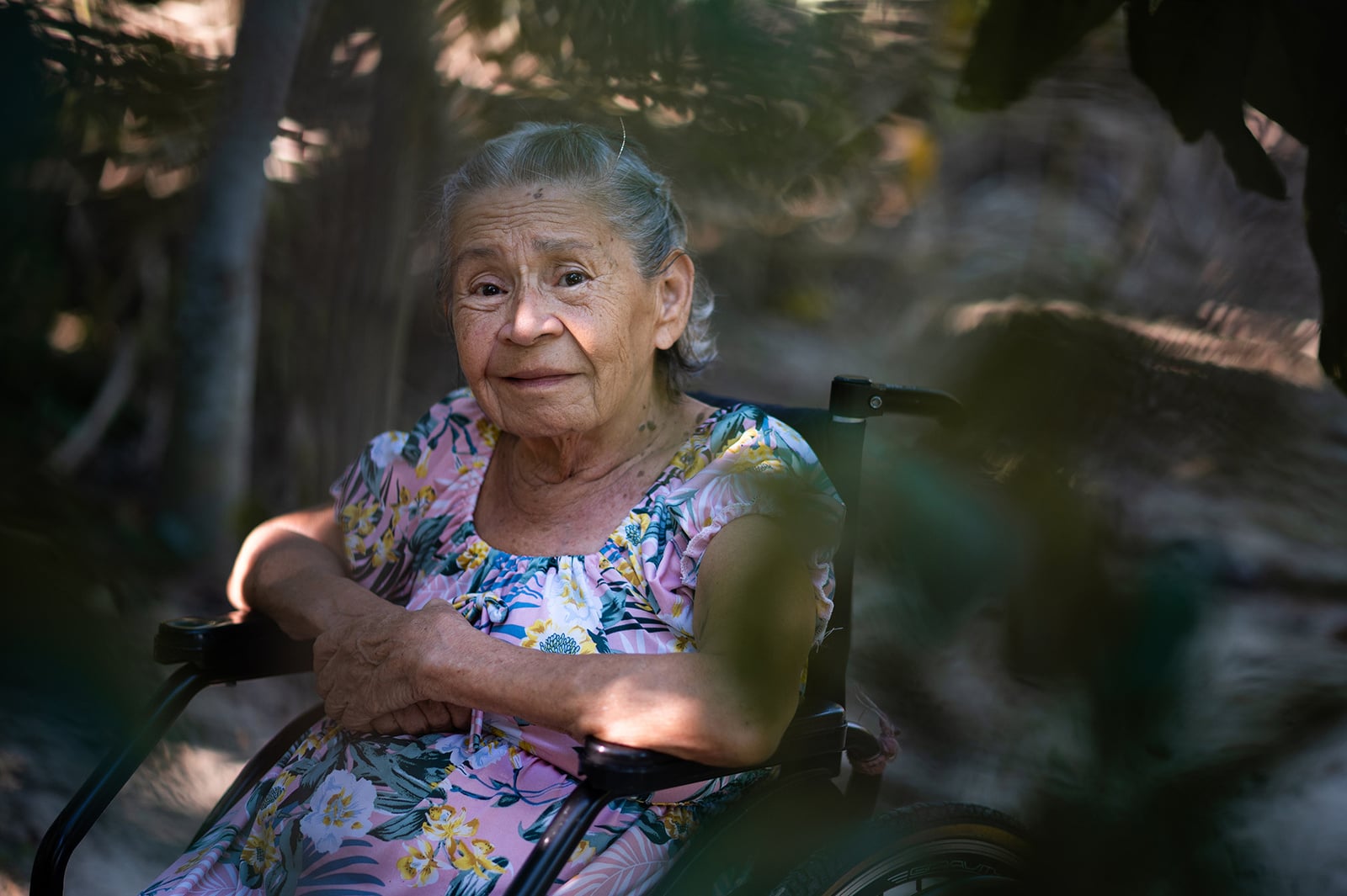 Maria del Carmen Castillo posa para un retrato en el huerto de la casa hogar "Los Abuelos de Jesús".