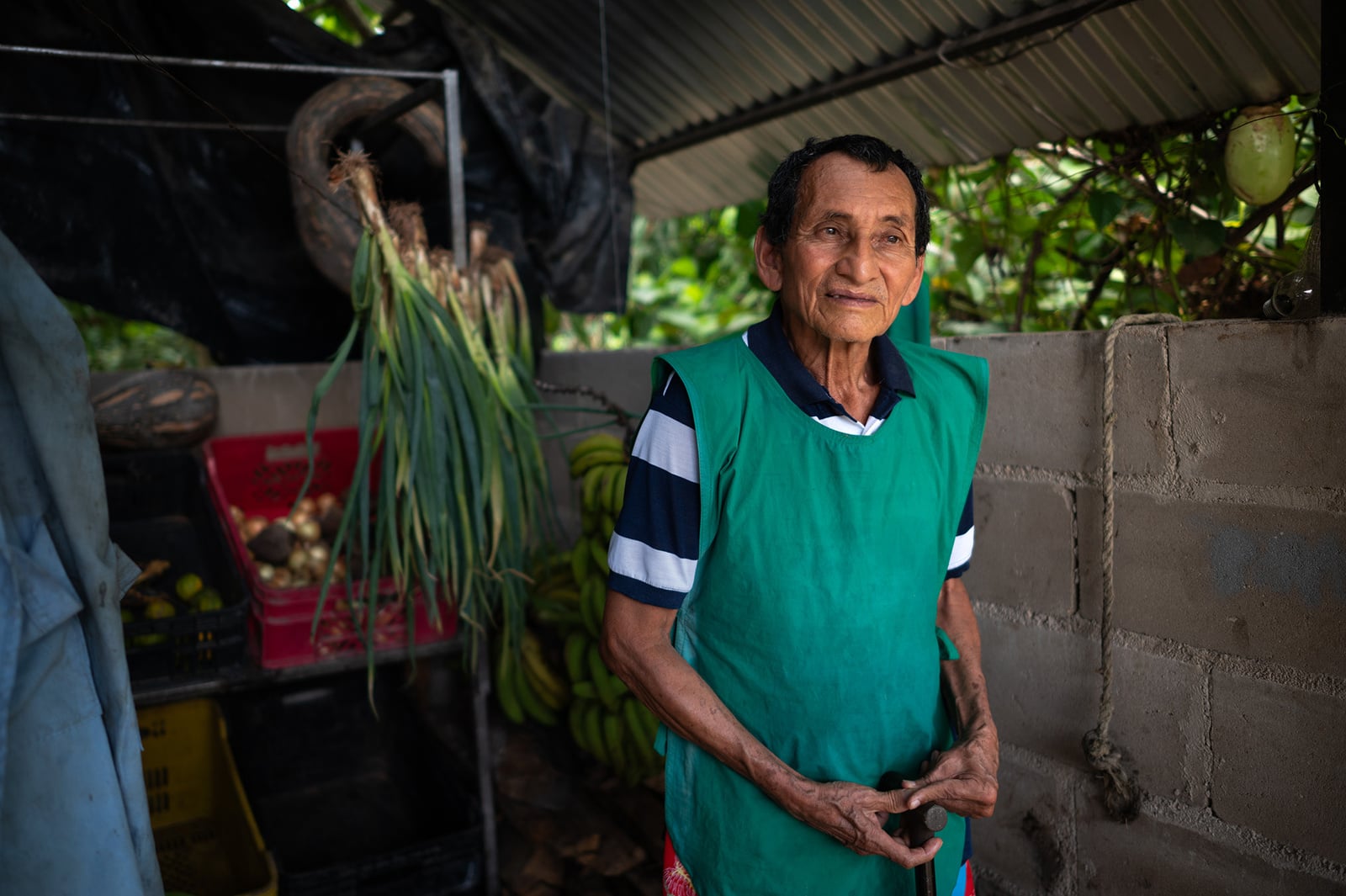 Luis Hernández posa para un retrato en el huerto de la casa hogar "Los Abuelos de Jesús".