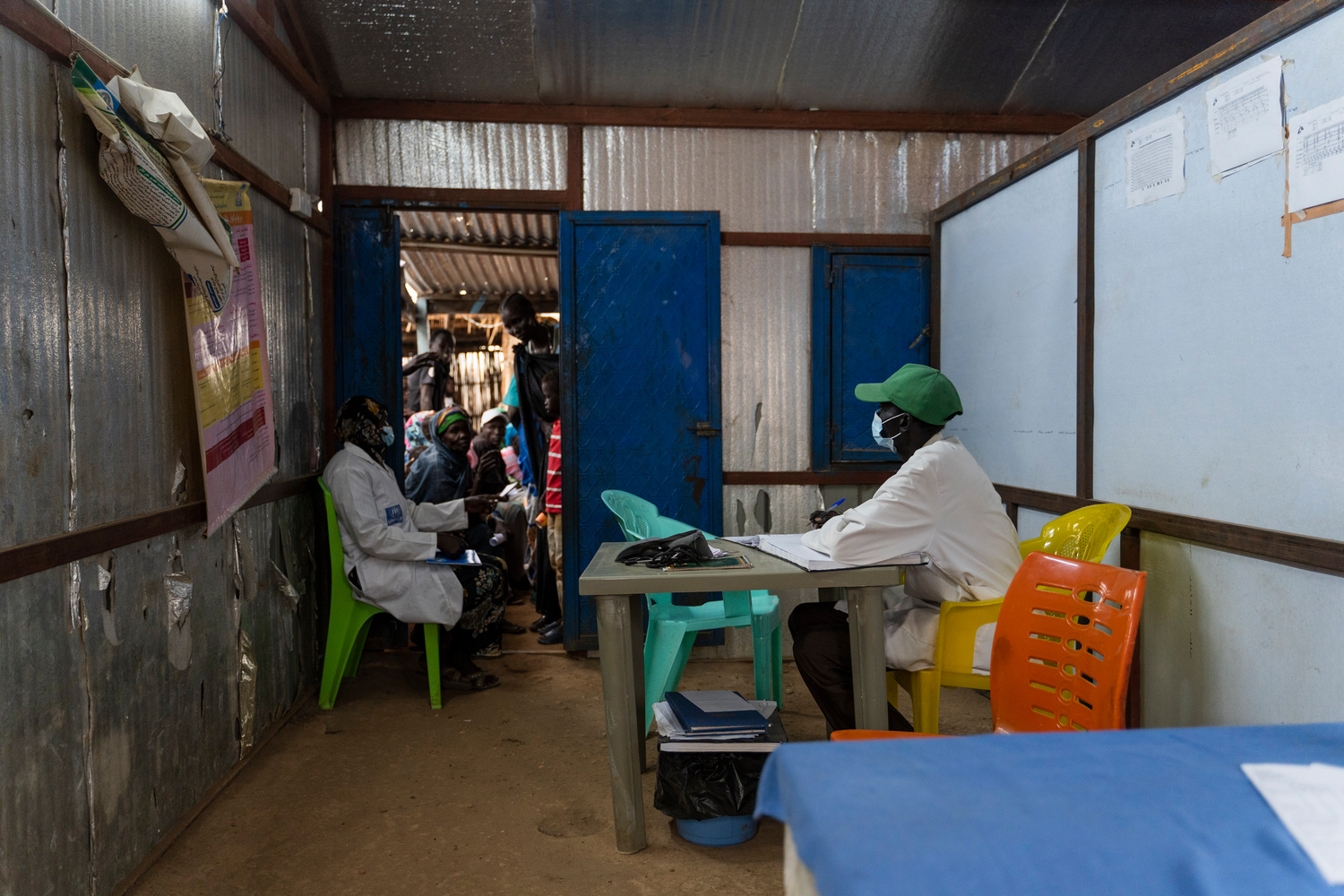 Consultorio improvisado en un centro de atención primaria de un campamento.