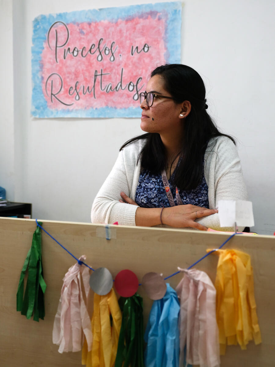 Una profesora en su escritorio en el aula de clases