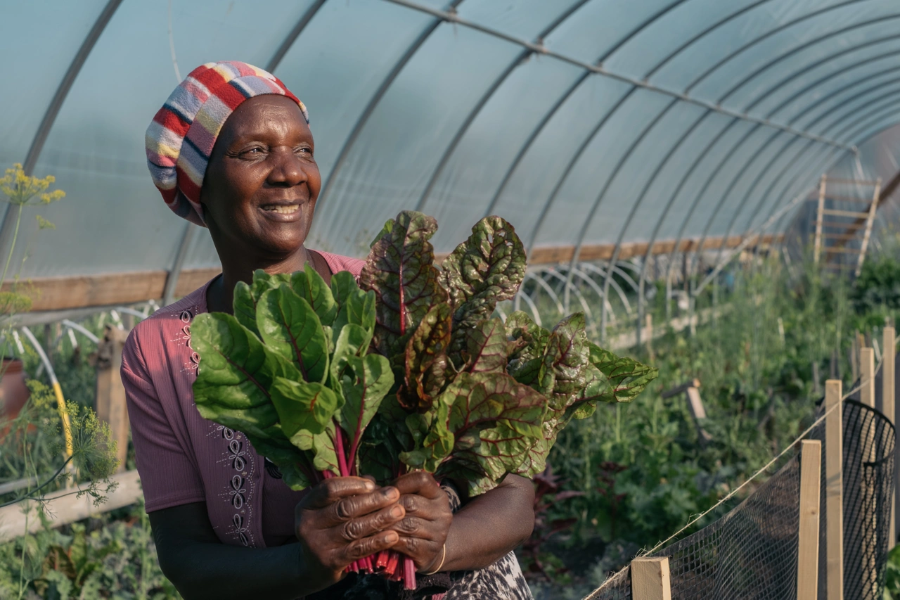 Una mujer sostiene productos agrícolas en las manos