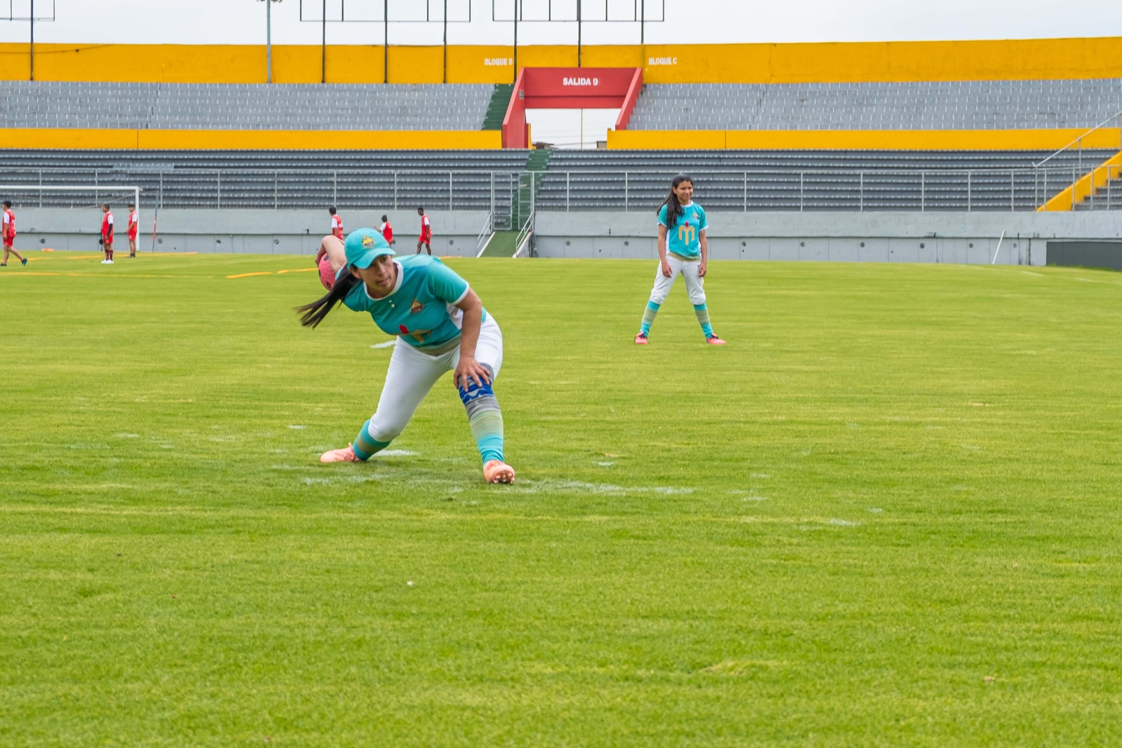 Niñas en un un campo de béisbol