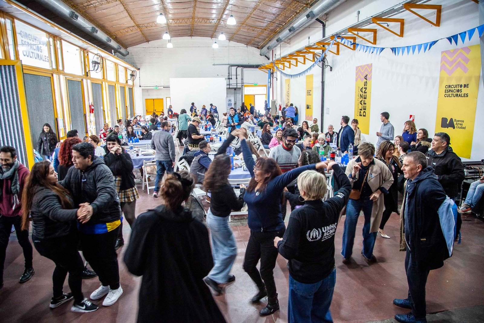 Un grupo de personas baila en un espacio cultural