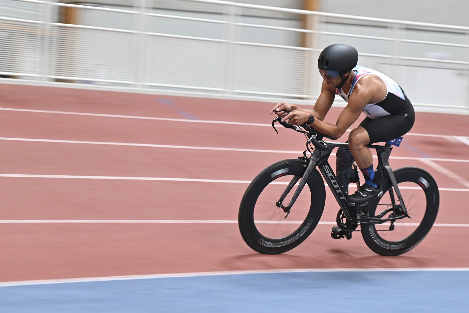 Un hombre en bicicleta da vueltas a una pista
