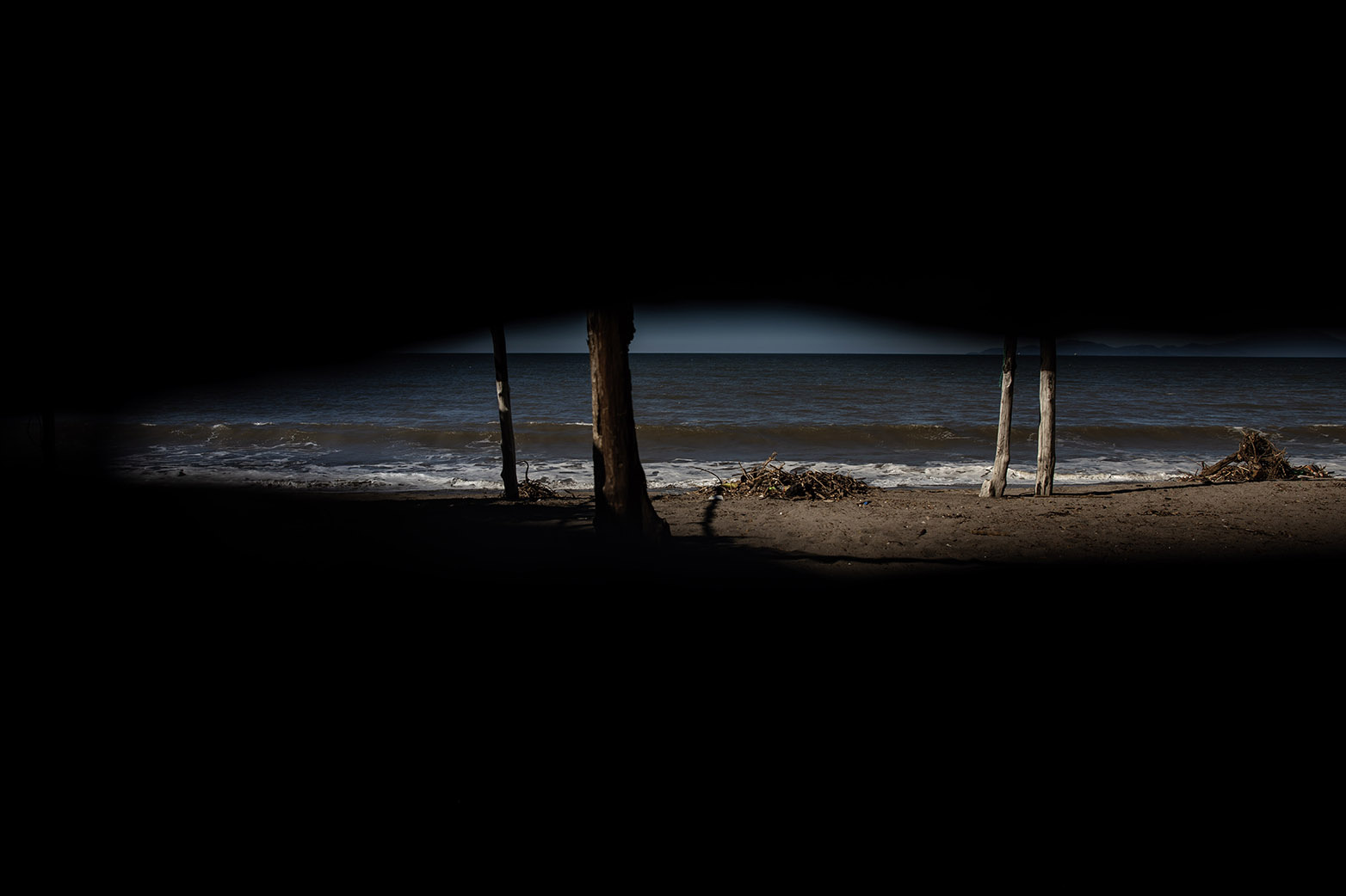 La Playa de Cedeño vista a través de la madera que compone la fachada de la casa de Edwin Cruz.