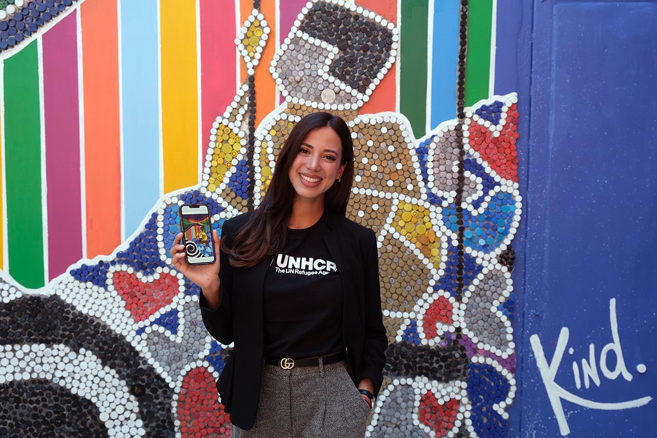 Embajadora de Buena Voluntad de ACNUR, Maria Daniela Velasco junto al mural ecológico “De una posibilidad a una certeza”.