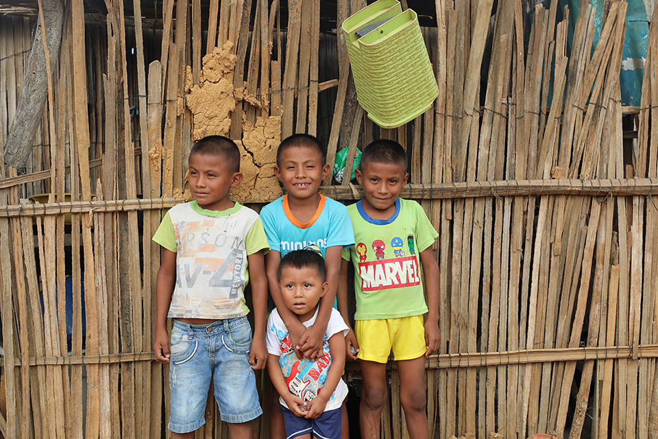 Un grupo de niños posa para la cámara sonriendo.