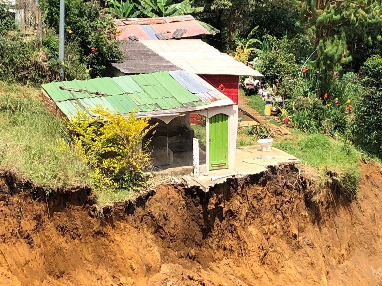Una casa a la orilla de un deslizamiento de tierra por lluvias en Granizal, Colombia