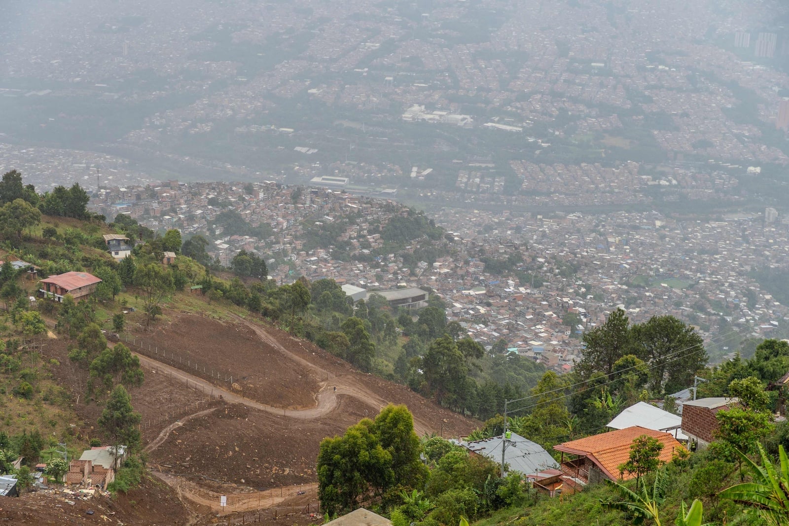 Toma aérea de un pueblo afectado por deslaves