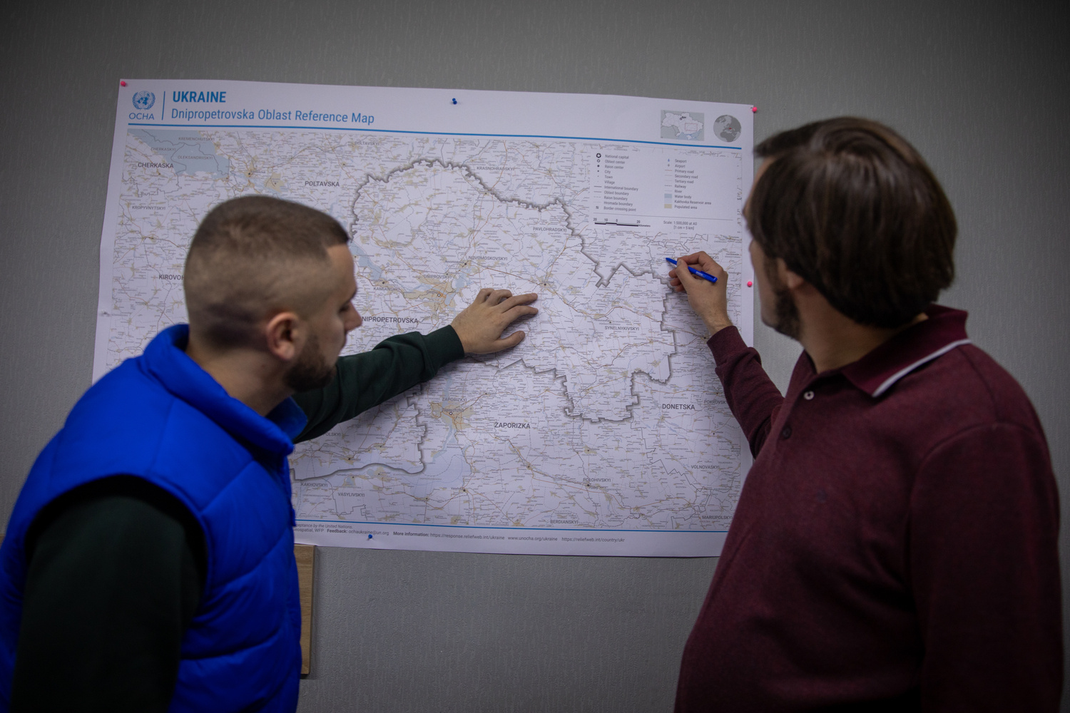 Dos hombres consultan un mapa de la región de Dnipropetrovsk, al este de Ucrania