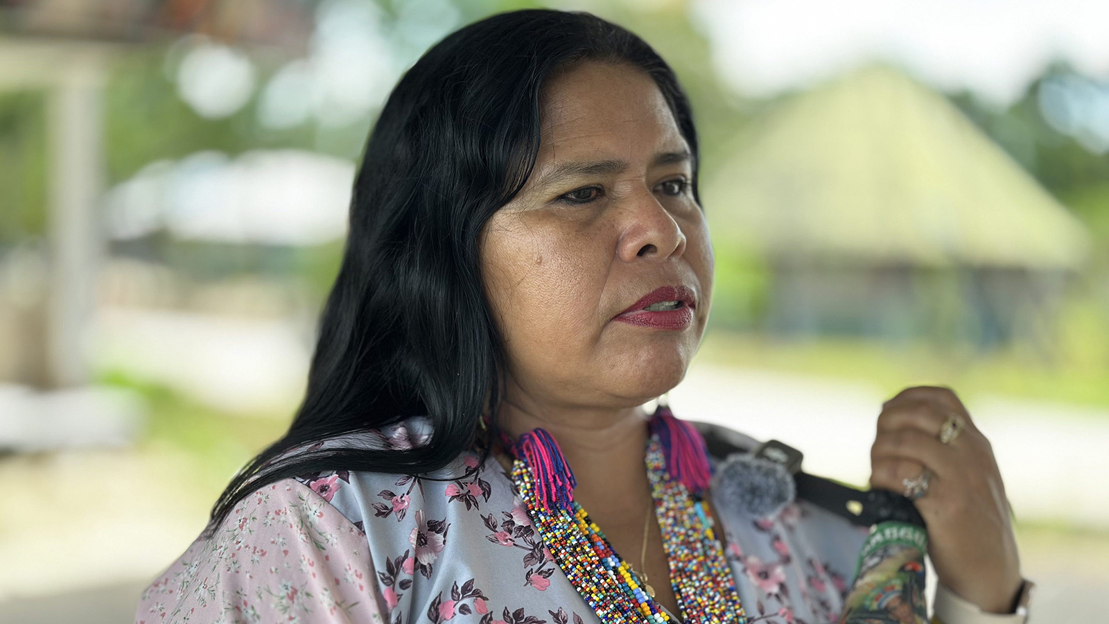 Mujer indígena Siona con vestimenta y bastón tradicional.