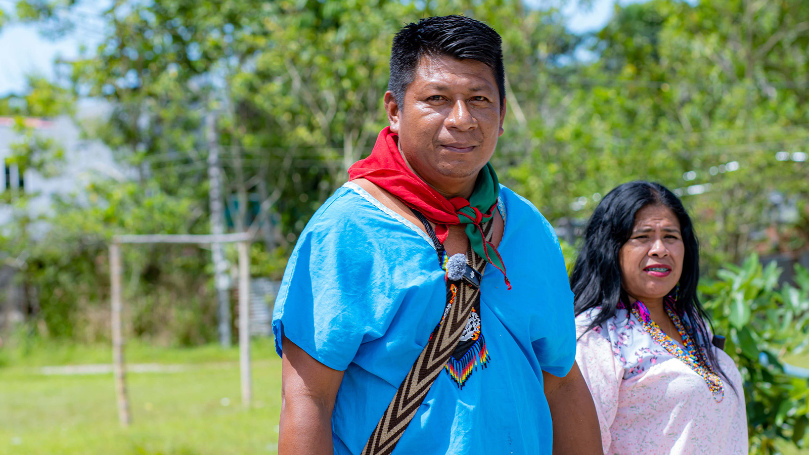 Hombre y mujer del pueblo indígena Siona con vestidos tradicionales.