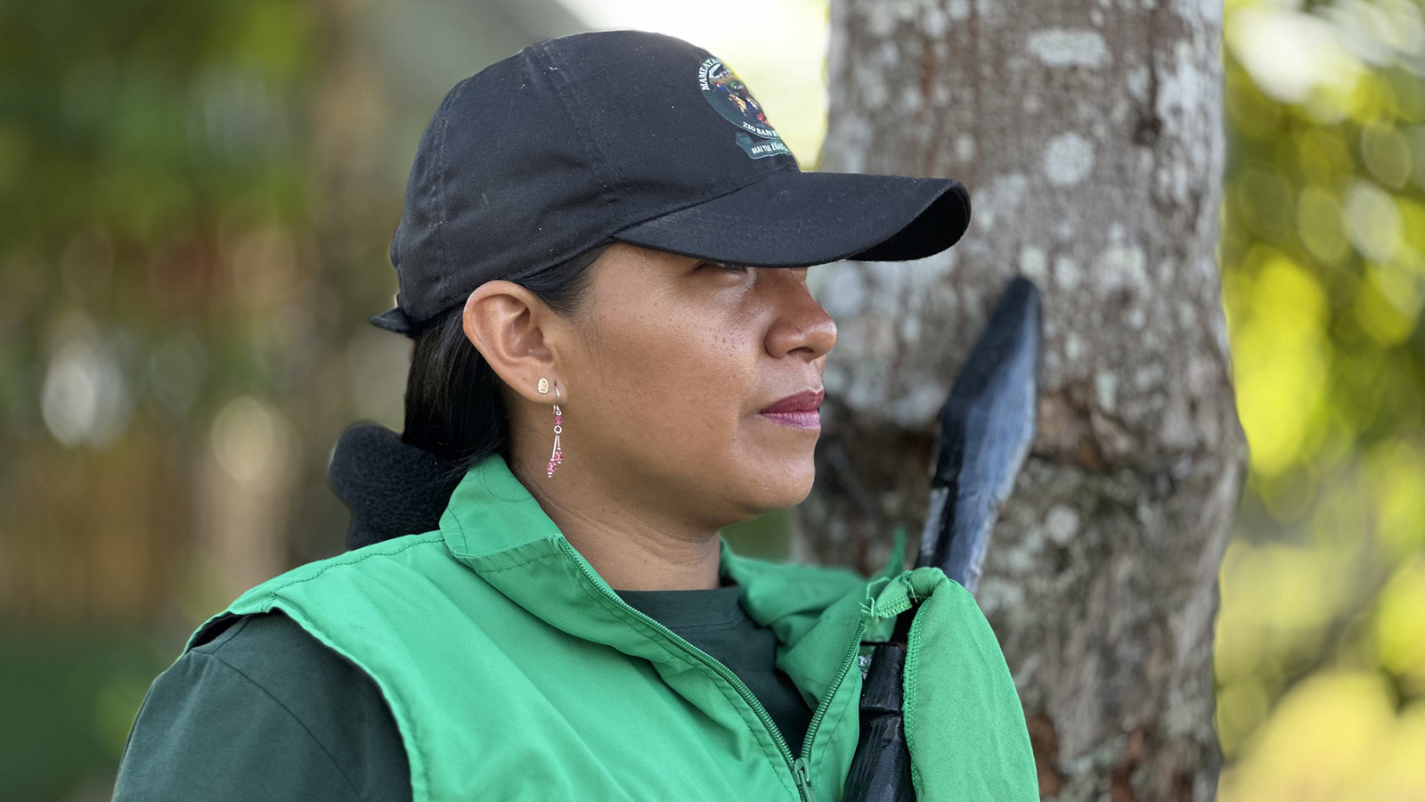 Mujer indigena Siona de perfil.