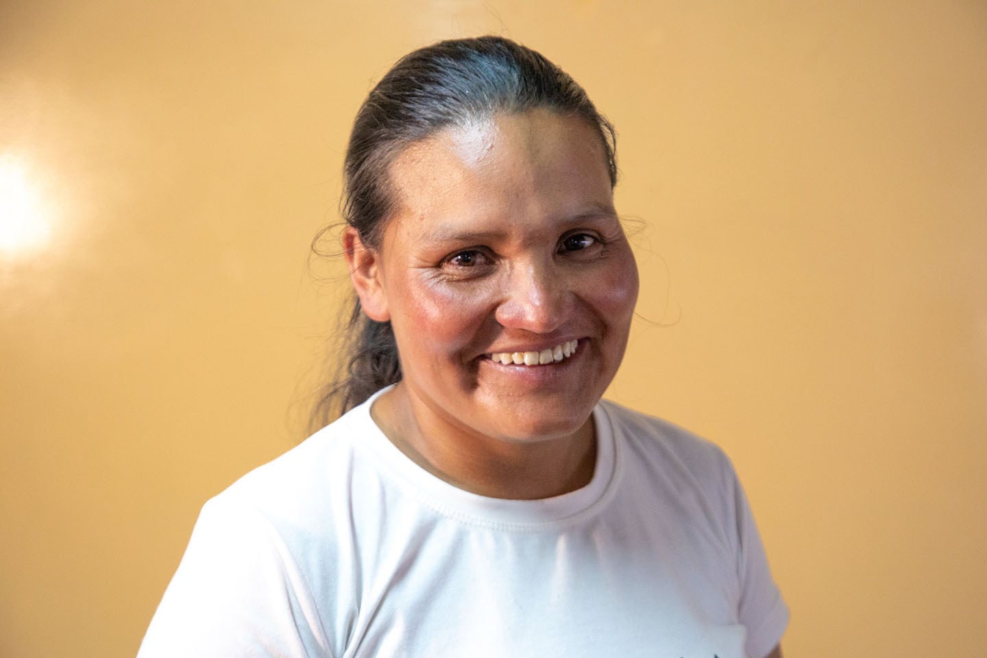 Una mujer sonríe a la cámara.