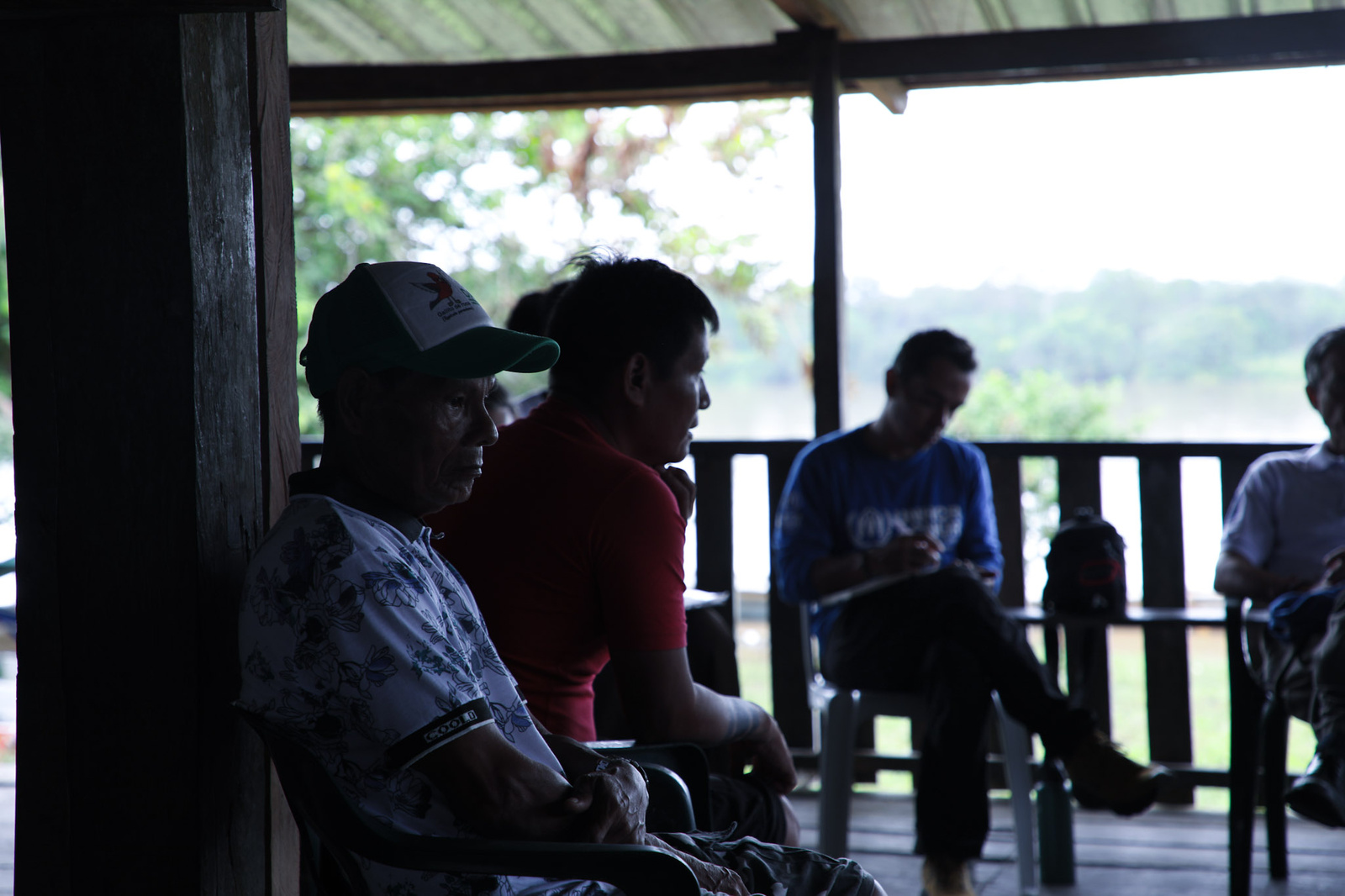 Hombre indigena Wounaan en conversación con funcionario de ACNUR