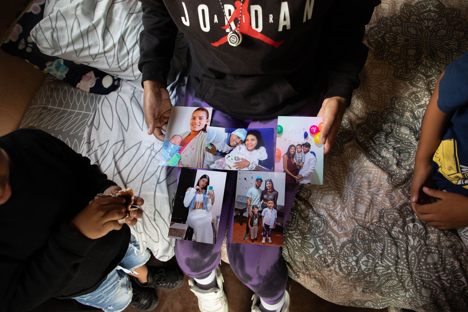 Andriuska muestra unas fotos familiares.