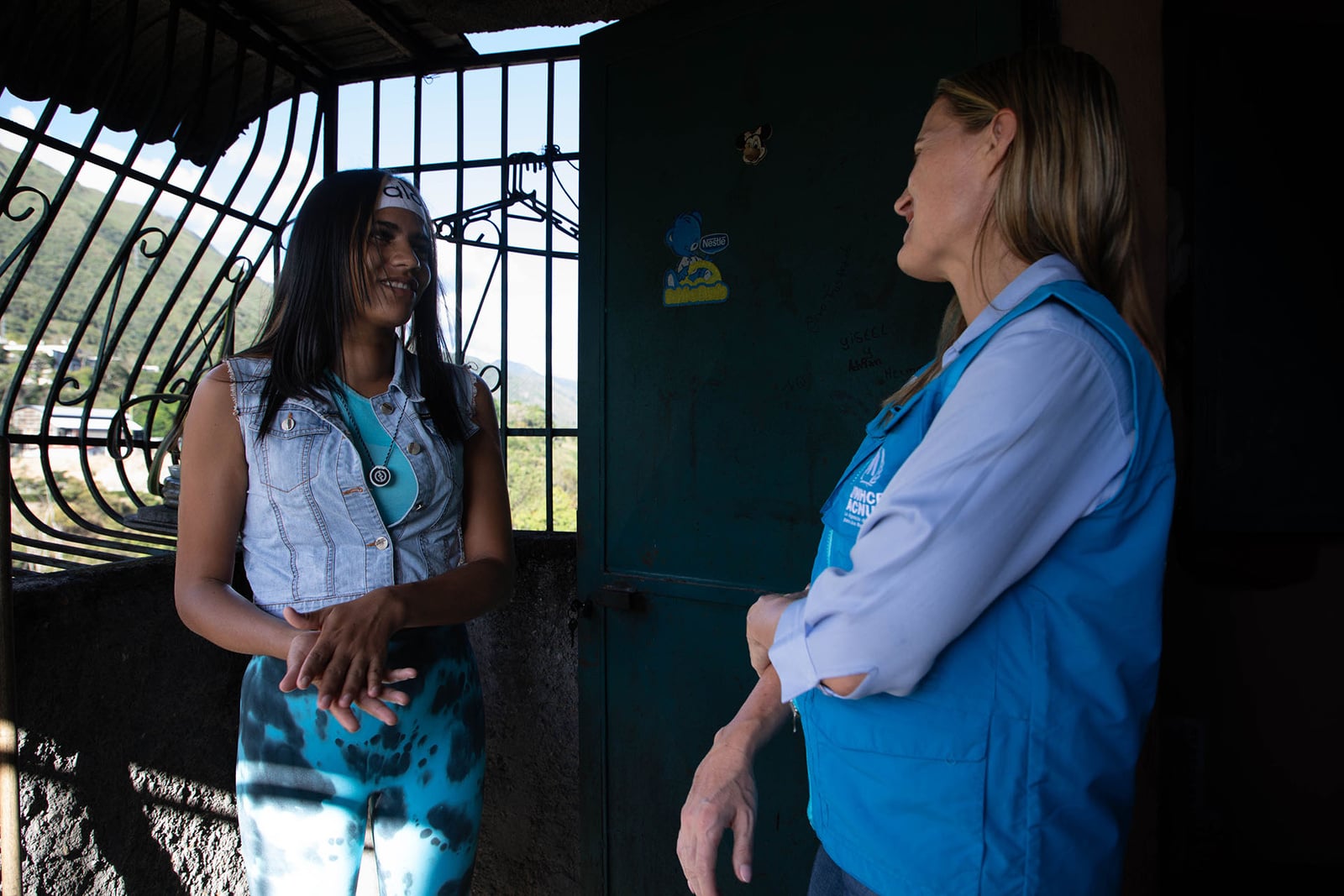 Andriuska hablando con la representante de ACNUR en Venezuela en su casa.