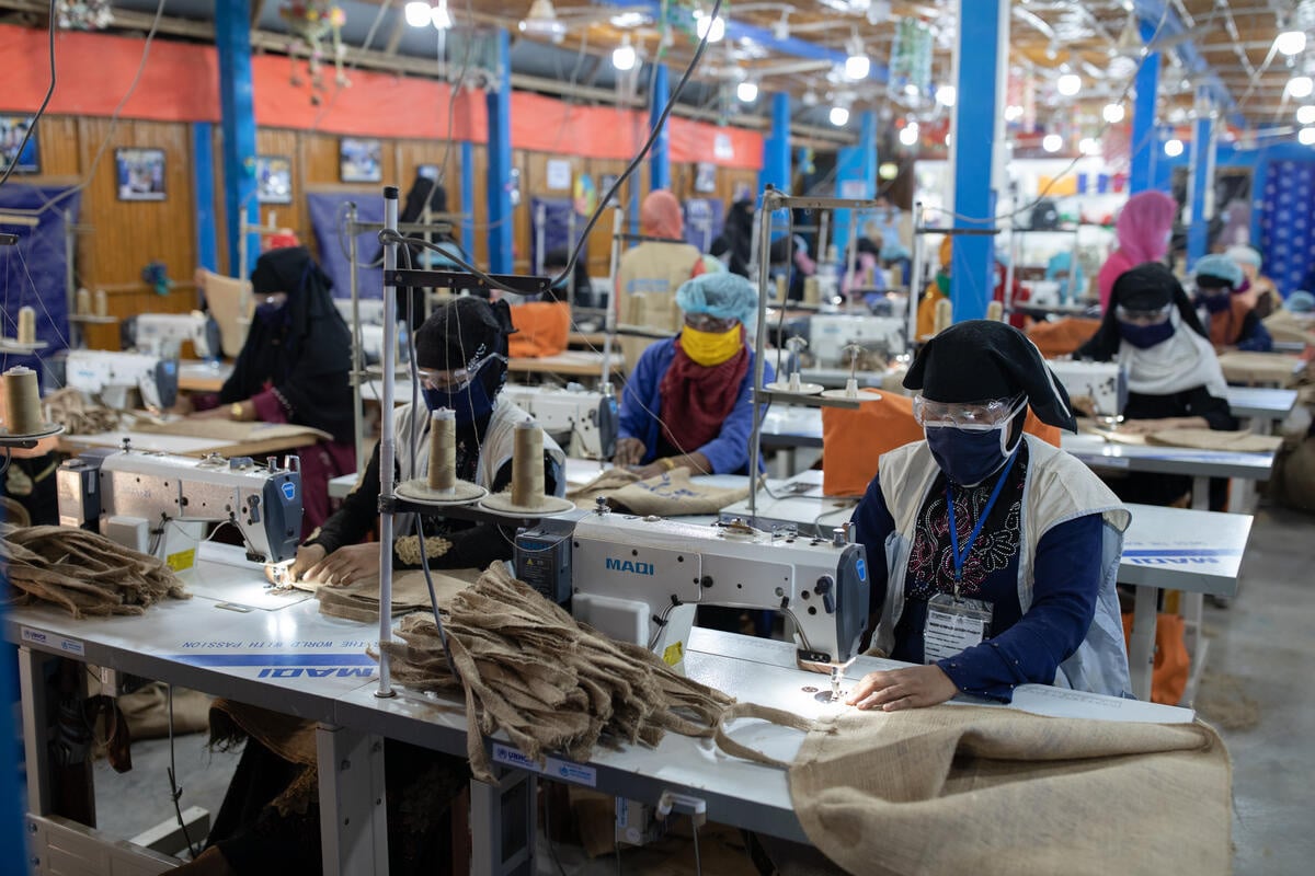 Un grupo de mujeres trabaja en una fábrica