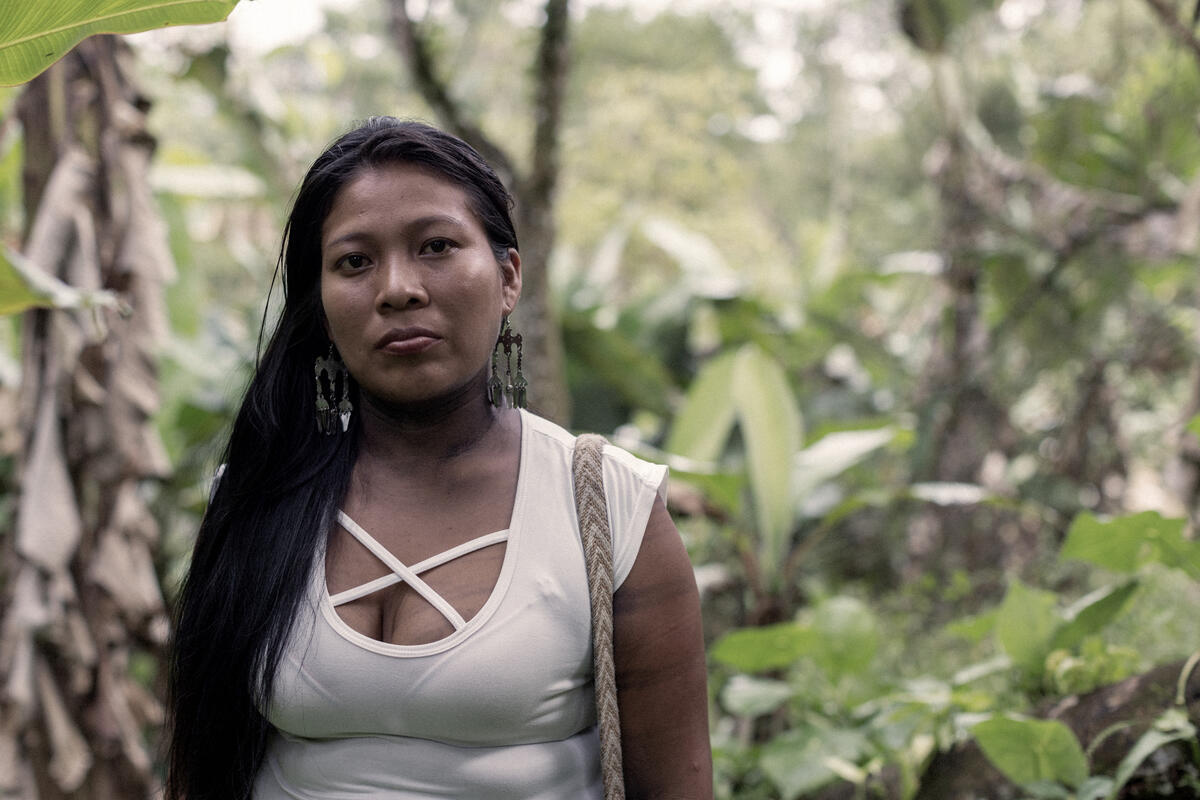 Un mujer indígena posa para un retrato.