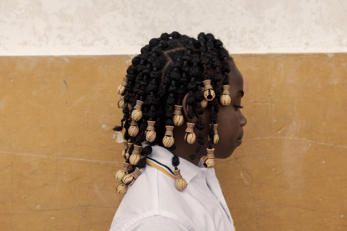 Retrato de perfil de una niña afrocolombiana.