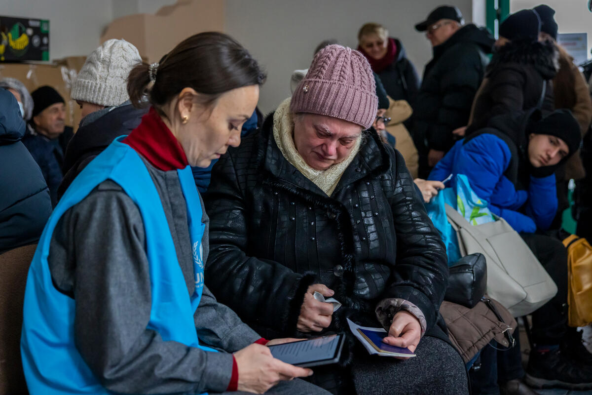 Svitlana entrevista a Nadia, una refugiada de Járkov, Ucrania, en Slavic Mission en Cracovia.