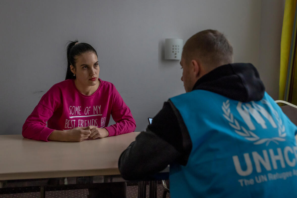 Dmytro se entrevista con Tetiana, una refugiada de Donetsk, Ucrania, en el albergue en el que ella está viviendo en Cracovia.