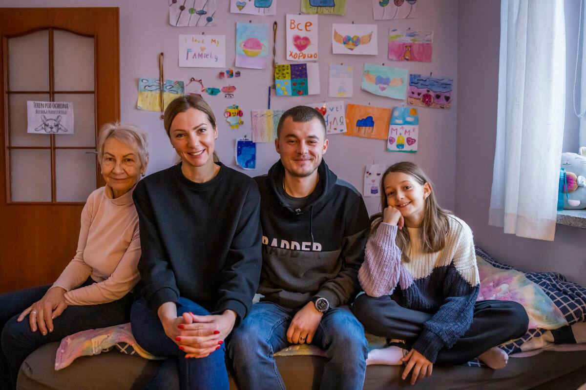 Dmytro, en su casa en Cracovia junto a su suegra, Irina; su esposa, Oleksandra; y su hija, Yeva.