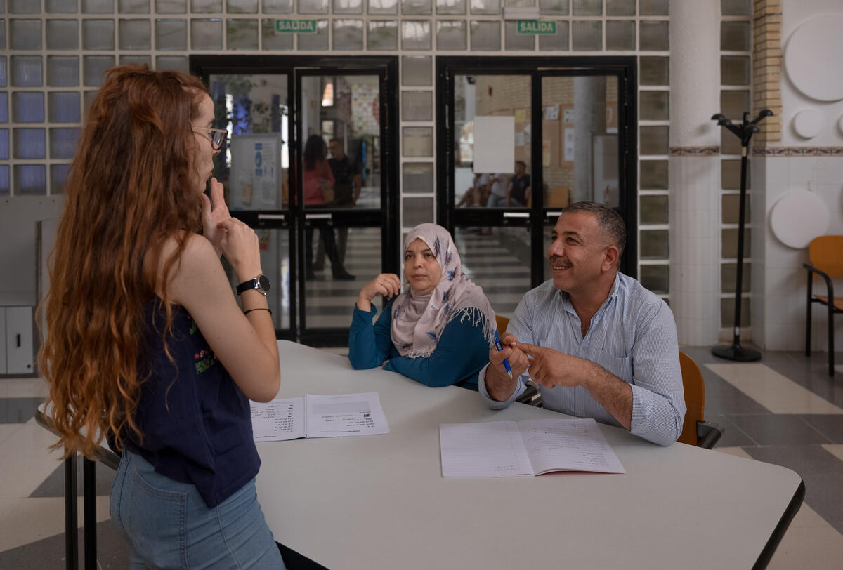 Ali y su esposa, Zahida, asisten a clases de español en el centro de acogida para refugiados, en Sevilla.